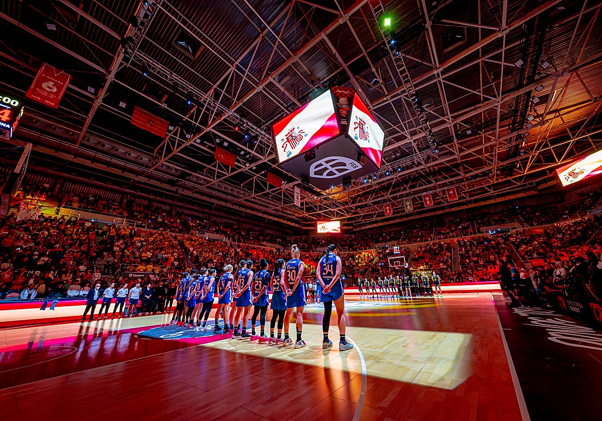 Las jugadoras del Perfumerías Avenida escuchando el himno nacional antes de jugar la pasada final de Copa.